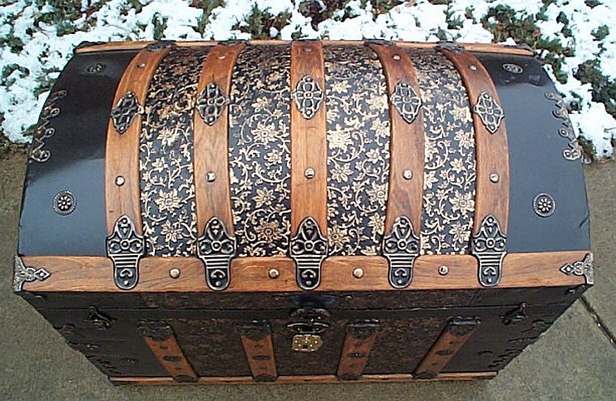 Curved trunks : R1887 Metal coated steamer trunk