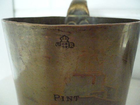 british royal navy rum cup 1 pint arsenal marked crown over heraldic shield vr6